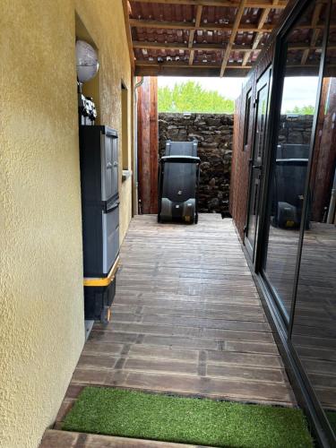 une passerelle menant à un bâtiment avec une porte ouverte dans l'établissement Escale Tiny House Zen, à Riom