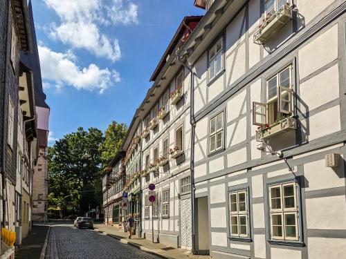 a building on the side of a street at Ferienwohnung _Altstadt Northeim in Northeim