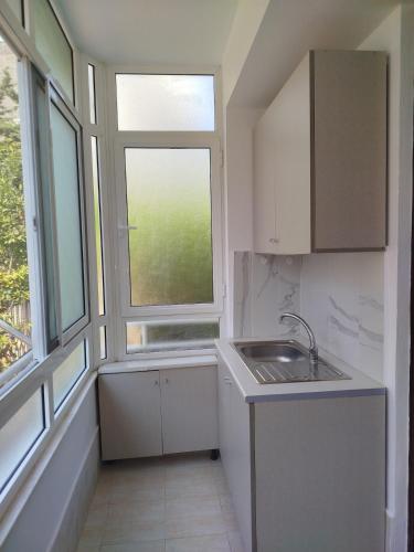 ครัวหรือมุมครัวของ Beachside comfy apartment