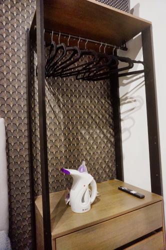 a teapot sitting on top of a wooden shelf at Studio Aconchegante in Sao Paulo