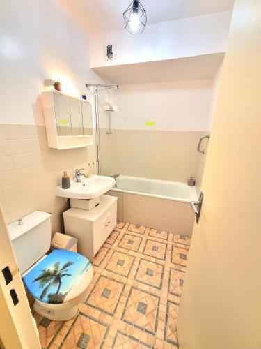 une salle de bain avec toilettes et lavabo dans l'établissement Vacances Gérardmer belle vue et calme, à Gérardmer