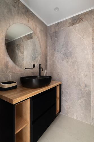 a bathroom with a black sink and a mirror at דירת חוף נתניה in Netanya