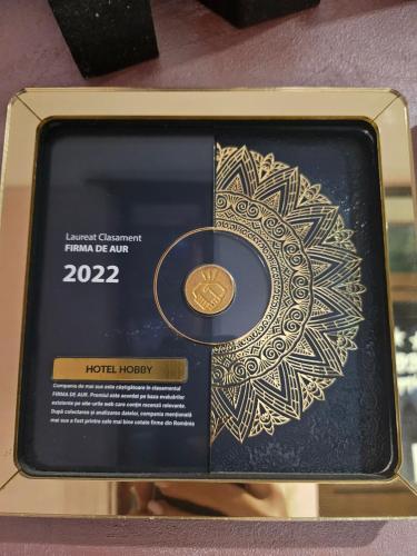 a commemorative medal for the honolulu international fund of art at Hotel Hobby in Hunedoara