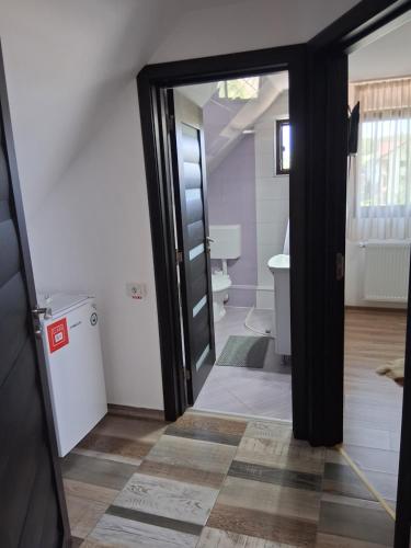 eine offene Tür zu einem Bad mit WC in der Unterkunft Casa Marylo in Bran