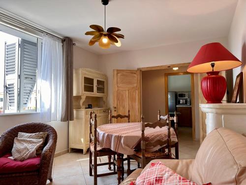 - un salon avec une table et un ventilateur de plafond dans l'établissement *.* Haut de villa U Nespulu di Anghjulina *.*, à Borgo