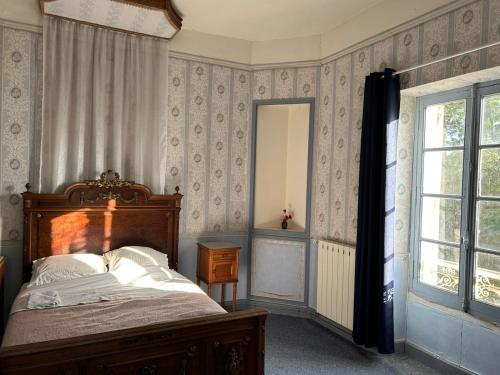 Cambounet-sur-le-SorChâteau Belle au Bois Dormant的一间卧室，里面有一张床和一扇窗户。