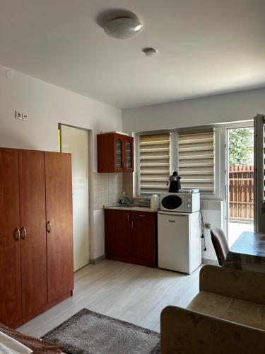 a small kitchen with a stove and a refrigerator at Birta Apartman in Hajdúszoboszló