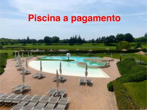 einen Pool in einem Park mit Stühlen in der Unterkunft Jasmine Golf & Malpensa, studio in Robinie club in Solbiate Olona