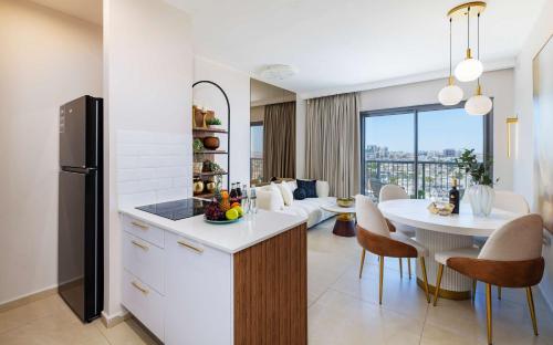 ครัวหรือมุมครัวของ Apartment in Raul Wallenberg St, Jerusalem