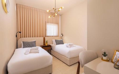 เตียงในห้องที่ Apartment in Raul Wallenberg St, Jerusalem