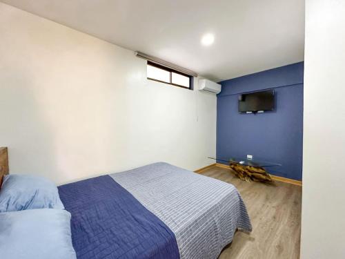 Ένα ή περισσότερα κρεβάτια σε δωμάτιο στο Japandi Tropical Stay