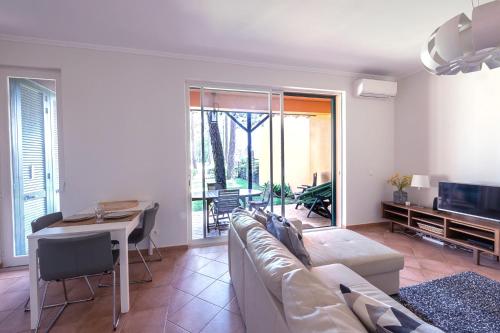 ein Wohnzimmer mit Sofa und Tisch in der Unterkunft Aroeira - Nature, Beach & Golf, by TimeCooler in Almada