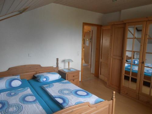 1 dormitorio con 1 cama con almohadas azules en Ferienwohnung Jutta, en Höchst