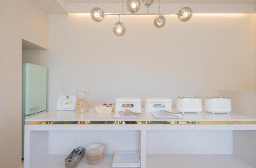a room with a counter with many toasters on it at Munhyeon Signature Denbasta Hotel in Busan
