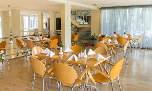 Best Western Nairobi Upper Hill tesisinde bir restoran veya yemek mekanı