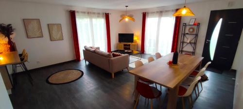 un salon avec un canapé et une table dans l'établissement Entre océan, lacs et forêts, à Parentis-en-Born