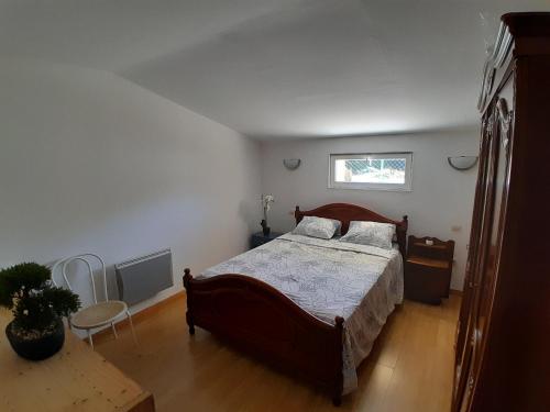 une chambre avec un grand lit et une fenêtre dans l'établissement Chambres de charme en Normandie, à Hauterive