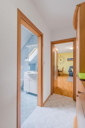 Кухня или мини-кухня в Apartment Gaspercic
