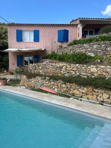 une maison et une piscine devant une maison dans l'établissement Hauteurs de Toulon : Charmant studio piscine, à Toulon