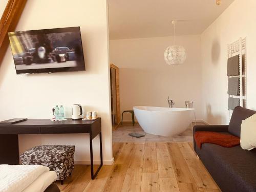 ケルベルクにあるB&B RingLodgeのバスタブとベッドとソファのあるバスルーム