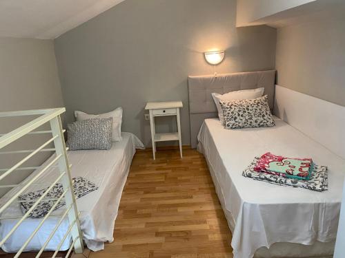 ein kleines Zimmer mit zwei Betten und einer Leiter in der Unterkunft Spacious Modern Two-Bedroon Suite in Elit 1 Complex in Sonnenstrand
