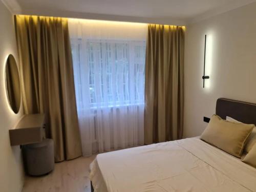 オシにあるПосуточноの白いベッドと窓のある寝室