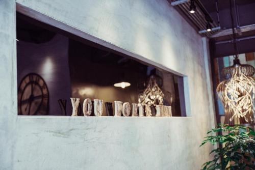 een raam met een bordje waarop staat: je moet bij You Worth Inn in Hualien