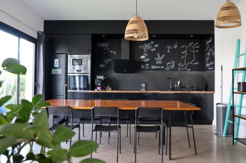 Kuchyň nebo kuchyňský kout v ubytování Villa Koa - Riders Surf n Bike