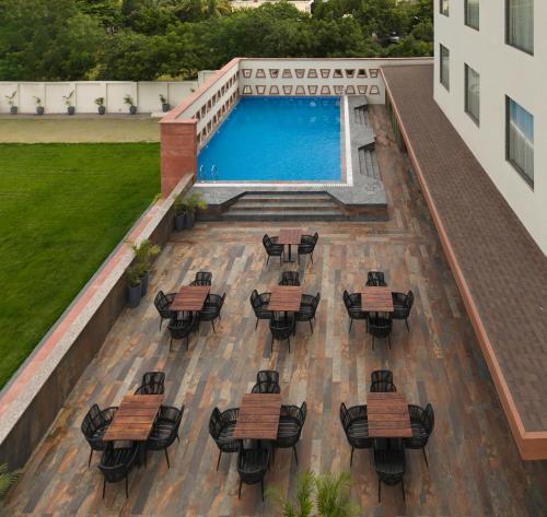 Πισίνα στο ή κοντά στο Regenta Central Shivani, Solapur