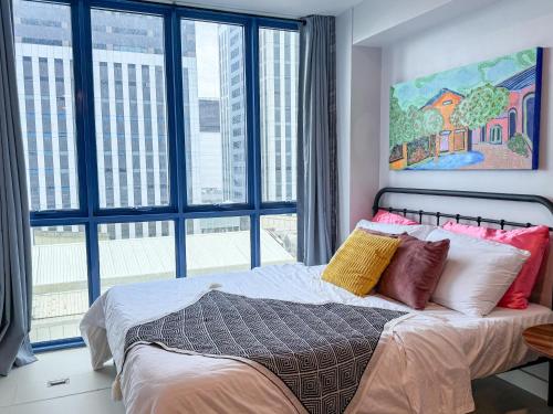 Ένα ή περισσότερα κρεβάτια σε δωμάτιο στο VIDA VERDE at 38 Park Avenue - 5 minutes walk to Ayala Central Bloc, with Infinity Pool, Fast Wi-Fi, Gym, & City Views inside Cebu IT Park