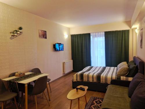 ein Hotelzimmer mit einem Bett und einem Wohnzimmer in der Unterkunft Apartment Spartak in Gudauri