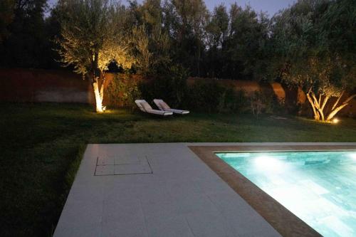 Bazén v ubytování Escape to an Oasis of Serenity Private Villa in the Heart of Nature 1 nebo v jeho okolí