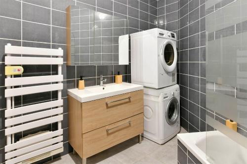 Un baño con lavadora y lavadora. en Spacieux Centre-ville Balcon, en Saint-Étienne