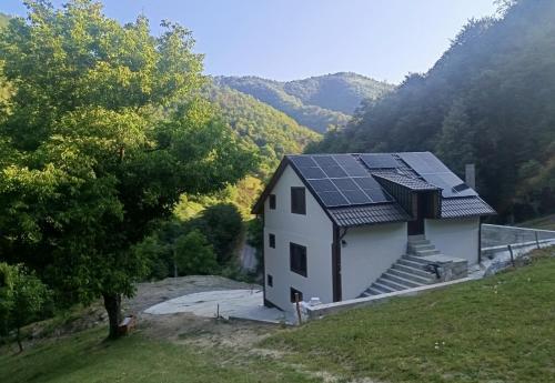 una casa con pannelli solari sopra di essa di Ivan's House Cornereva a Cornereva
