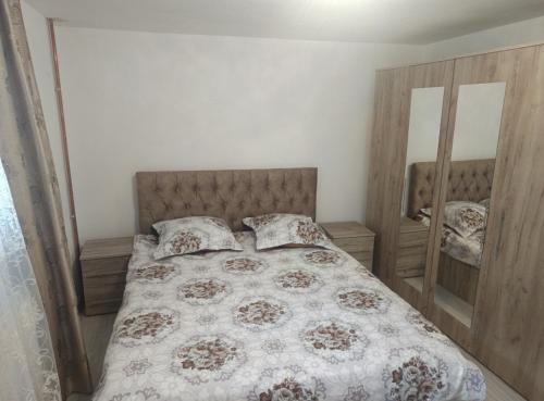 una camera da letto con un grande letto con due specchi di Ivan's House Cornereva a Cornereva