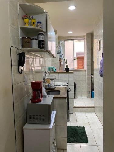 O bucătărie sau chicinetă la Quarto privativo a uma quadra da praia de Copacabana