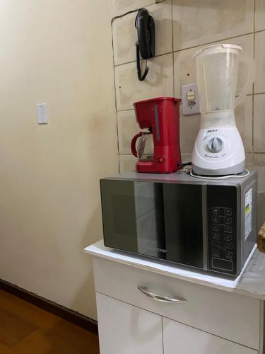 Facilități de preparat ceai și cafea la Quarto privativo a uma quadra da praia de Copacabana