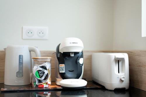 un bancone della cucina con macchinetta del caffè e tostapane di Le Cotin des Cordiers 1, F3 avec SA PLACE DE PARKING INCLUS a Le Tréport