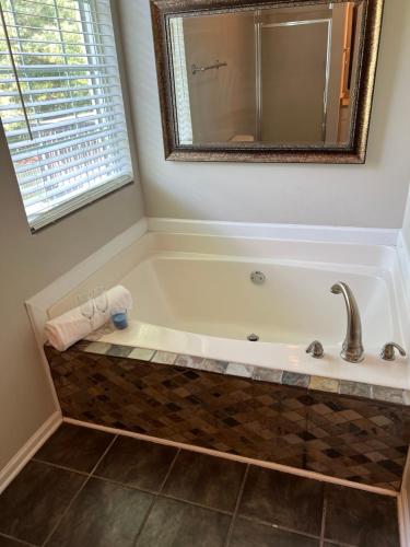 マリエッタにあるThe Plush Retreat Marietta With Soaker Tub Walk In Closetのギャラリーの写真
