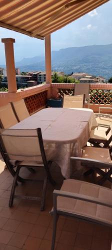 Balkón nebo terasa v ubytování Beautiful Villa with large pool and garden 20 mn from Nice