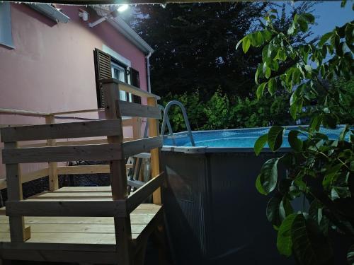 Beautiful nearby beach house with garden, private pool and large yardの敷地内または近くにあるプール