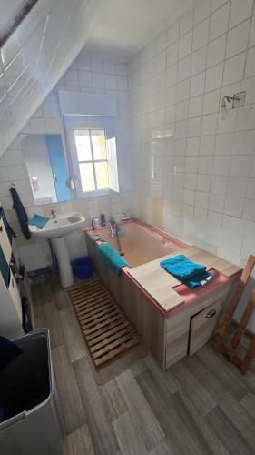 une grande salle de bain avec une baignoire et un lavabo dans l'établissement Chambres de charme en Normandie, à Hauterive