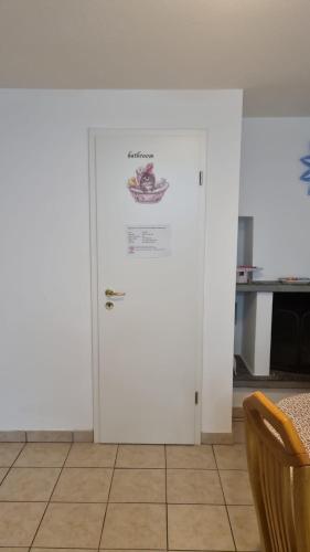 a white door with a sign on it in a room at Studio Chris in Cadenazzo