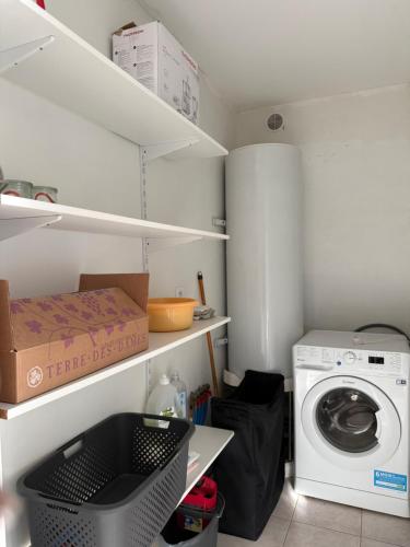 a laundry room with a washer and a washing machine at Villa Tamaris in Glanon