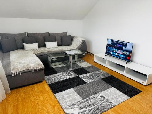 Una televisión o centro de entretenimiento en Ferienwohnung Fera