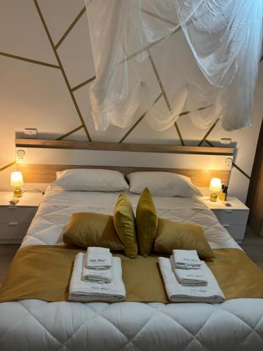 a large bed with two towels on top of it at FaZi Home in Cosenza