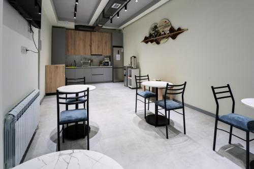Dapur atau dapur kecil di Qlife Capsule Hostel