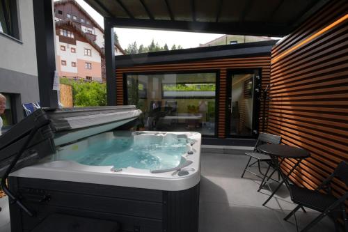 a jacuzzi tub in the middle of a patio at Hotel Fantelli in Folgarida
