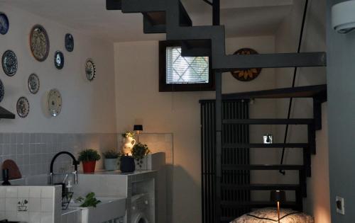 eine Küche mit einer Wendeltreppe in einem Zimmer in der Unterkunft A Casa dalla Ross in Marzabotto