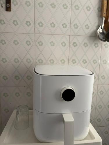 ein weißes WC im Bad mit einer Kachelwand in der Unterkunft Keyna in Derklé